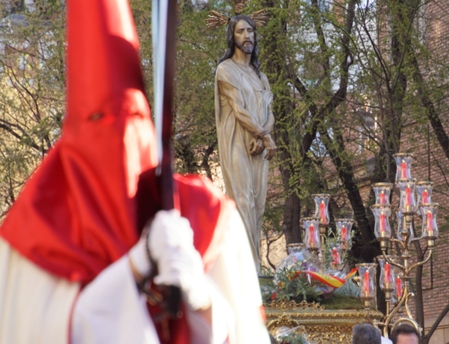 Entrega de hábitos para la Estación de Penitencia